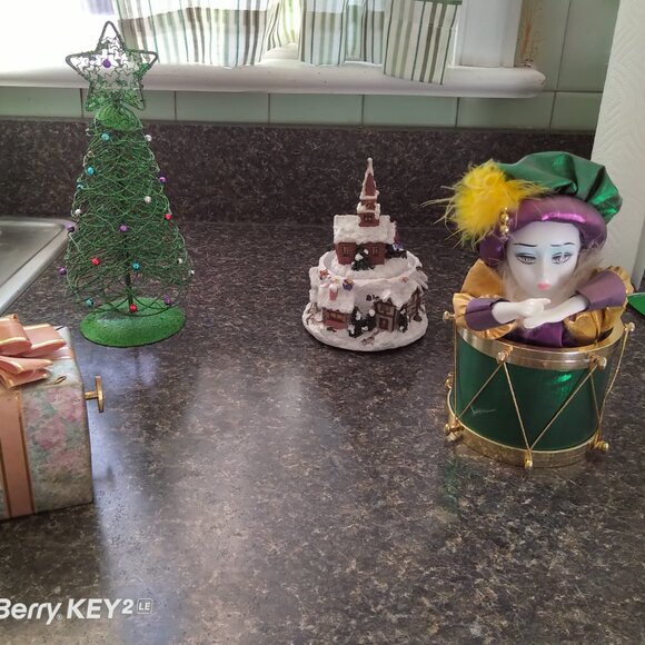 Neiman Marcus 70's & 80's Christmas Figurines Sculptures & Musicals RARE LOT - Picture 5 of 11